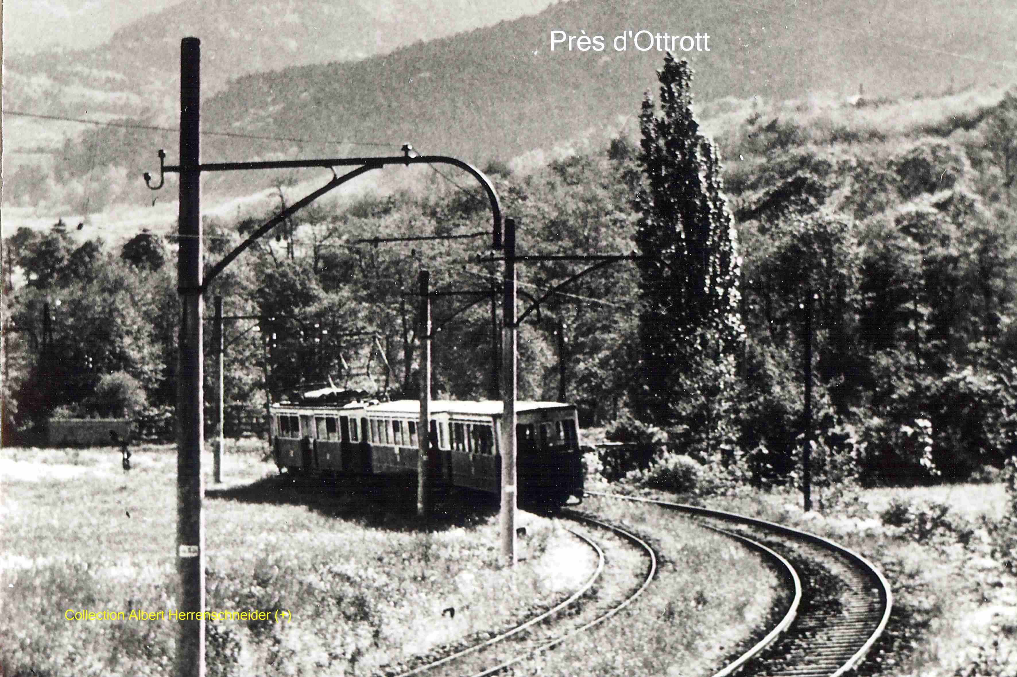 Une automotrice et ses deux voitures alors que la ligne de tramway est parallèle à la ligne de chemin de fer Rosheim - Ottrott - St Nabor.